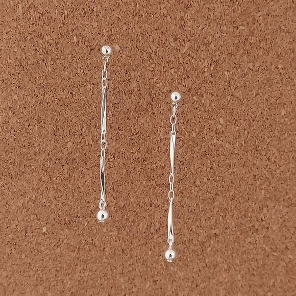 E1842 Minimalist Silvertone Dangle Bar Earrings - Picture 4 of 11
